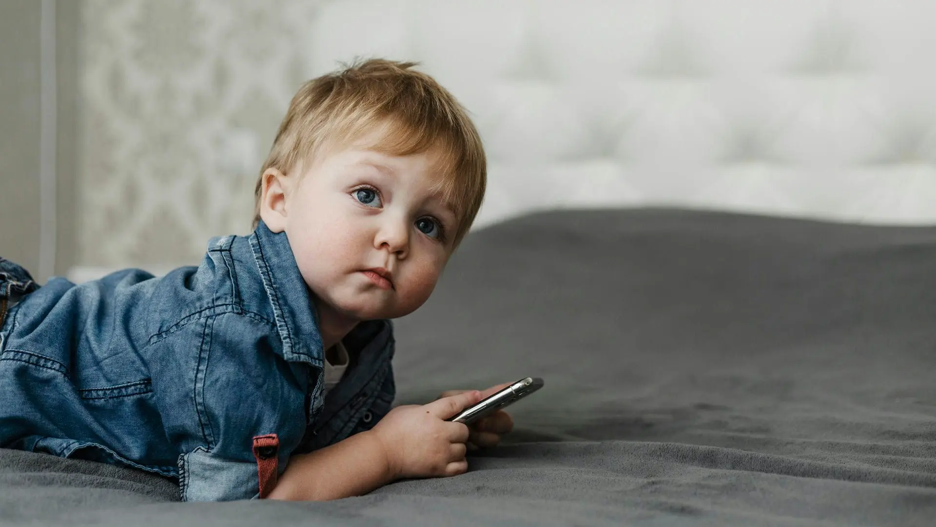 What Is the Best Age to Buy a Phone for My Child? | Age for Buying the First Phone for Children