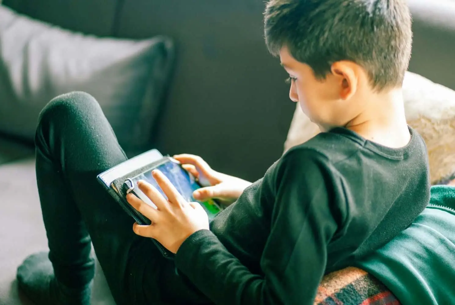 How Does the Influence of Parents Affect Children’s Behavior in the Internet Age?